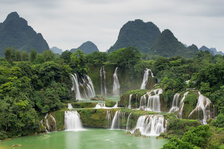 Thiên Nhiên Việt Nam: Nếu bạn yêu thiên nhiên, hãy đến xem những bức tranh phiêu lưu trong những điểu màu thiên nhiên Việt Nam. Từ rừng cây nhiệt đới rậm rạp, tới những đồi núi hùng vĩ, đến những bãi biển tuyệt đẹp, hãy tận hưởng những trải nghiệm tuyệt vời mà thiên nhiên đã mang đến cho đất nước Việt.