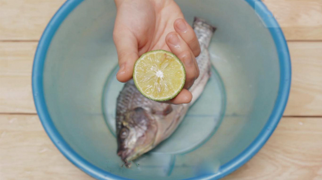 Mẹo khử mùi tanh của cá từ nguyên liệu có sẵn trong bếp mẹ nhất định phải nằm lòng 4