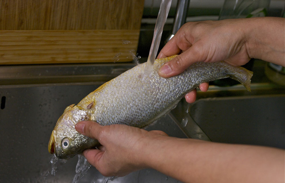 Mách nhỏ cách khử mùi tanh của cá bám trên tay sau khi làm hiệu quả nhất
