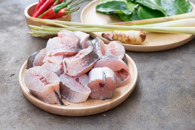 Vì sao thịt cá lóc có mùi hôi khi nấu chín?